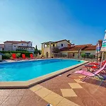 Marina 2 With Shared Pool * Ровиньско село