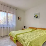Marina 2 With Shared Pool * Ровиньско село