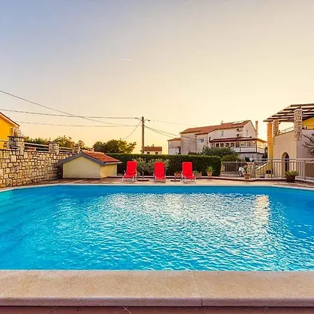 Marina 2 With Shared Pool *