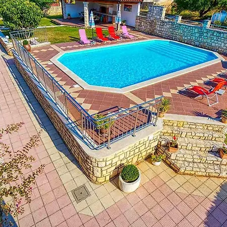 Marina 2 With Shared Pool *