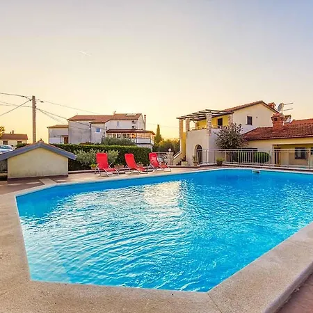 Apartment Marina 2 With Shared Pool