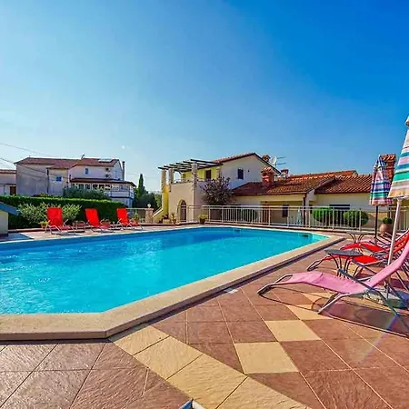 Marina 2 With Shared Pool * Rovinjsko Selo