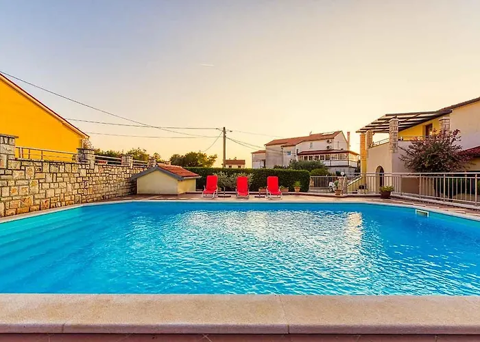 Marina 2 With Shared Pool *