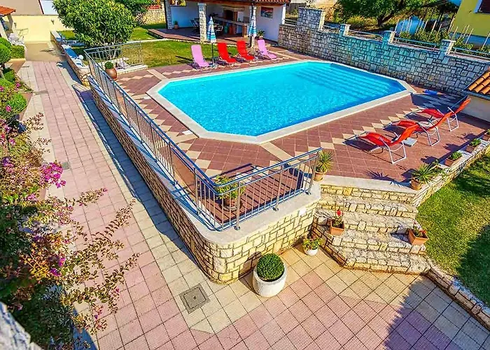 Marina 2 With Shared Pool *