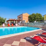 Marina 2 With Shared Pool Appartement Rovinjsko Selo